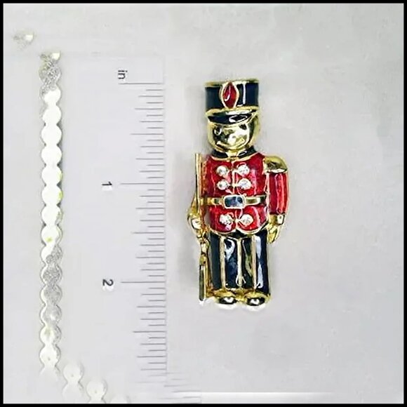 Toy Soldier Holiday Brooch Christmas Figural Pin with Rhinestones - 80s Vintage - Picture 2 of 11